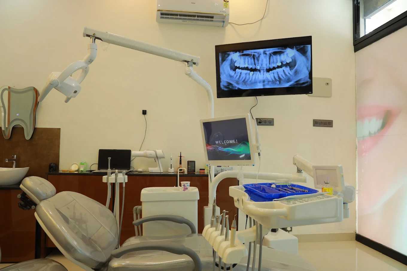 Treatment chair with chairside monitor and X-ray display